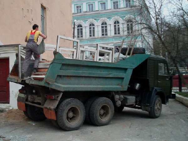 вывоз строительного мусора камазом