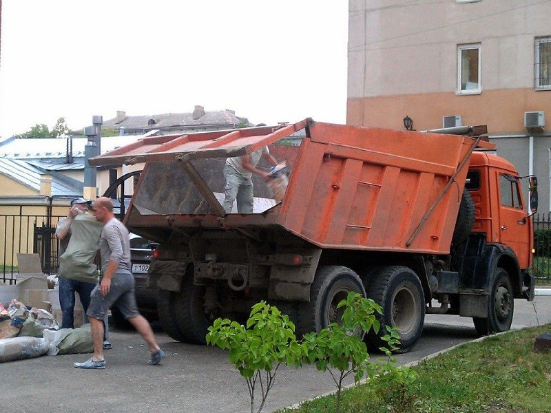 загрузка строительного мусора в Самосвал